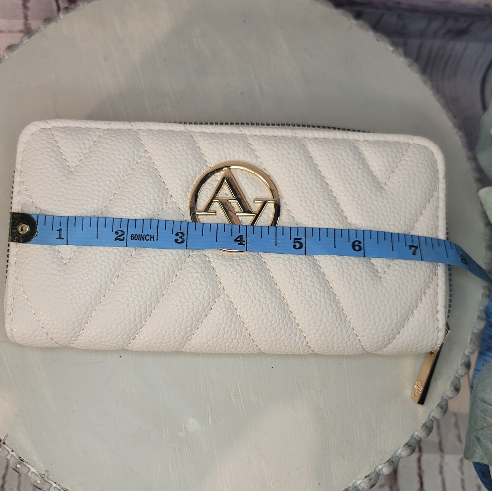 NWOT Adrienne Vittadini Elegant Cream Women's Card   Wallet - Picture 8 of 9